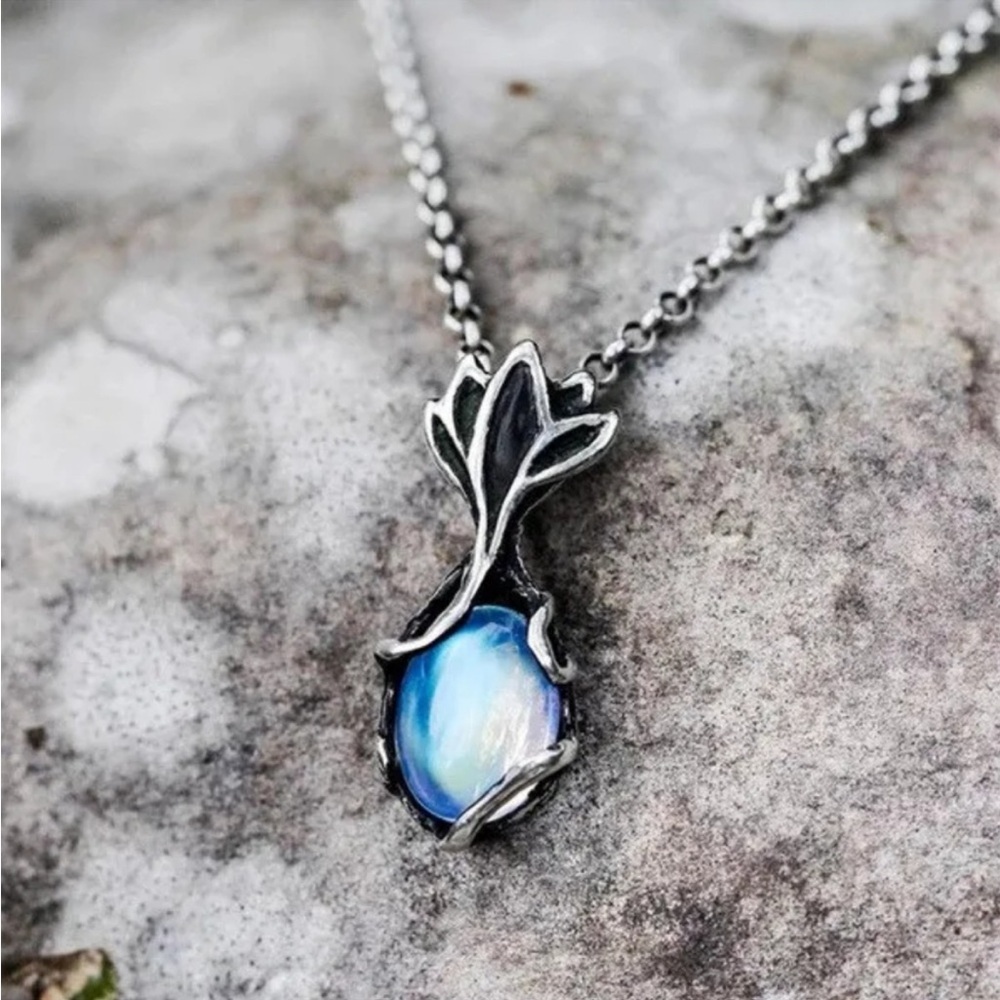 Vintage Style Moonstone Flower Necklace